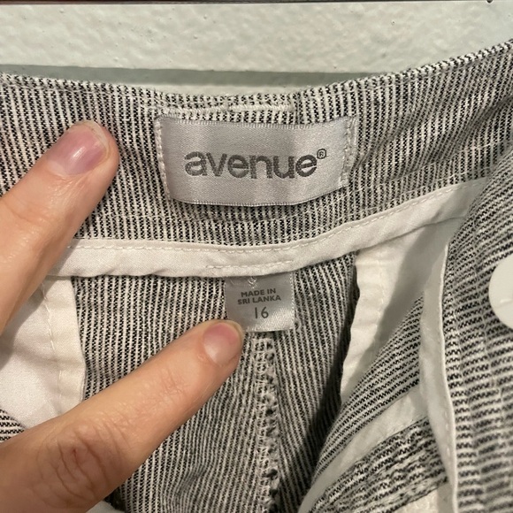 Avenue Linen Blend Pinstripe Shorts. Size 16 - Picture 4 of 6